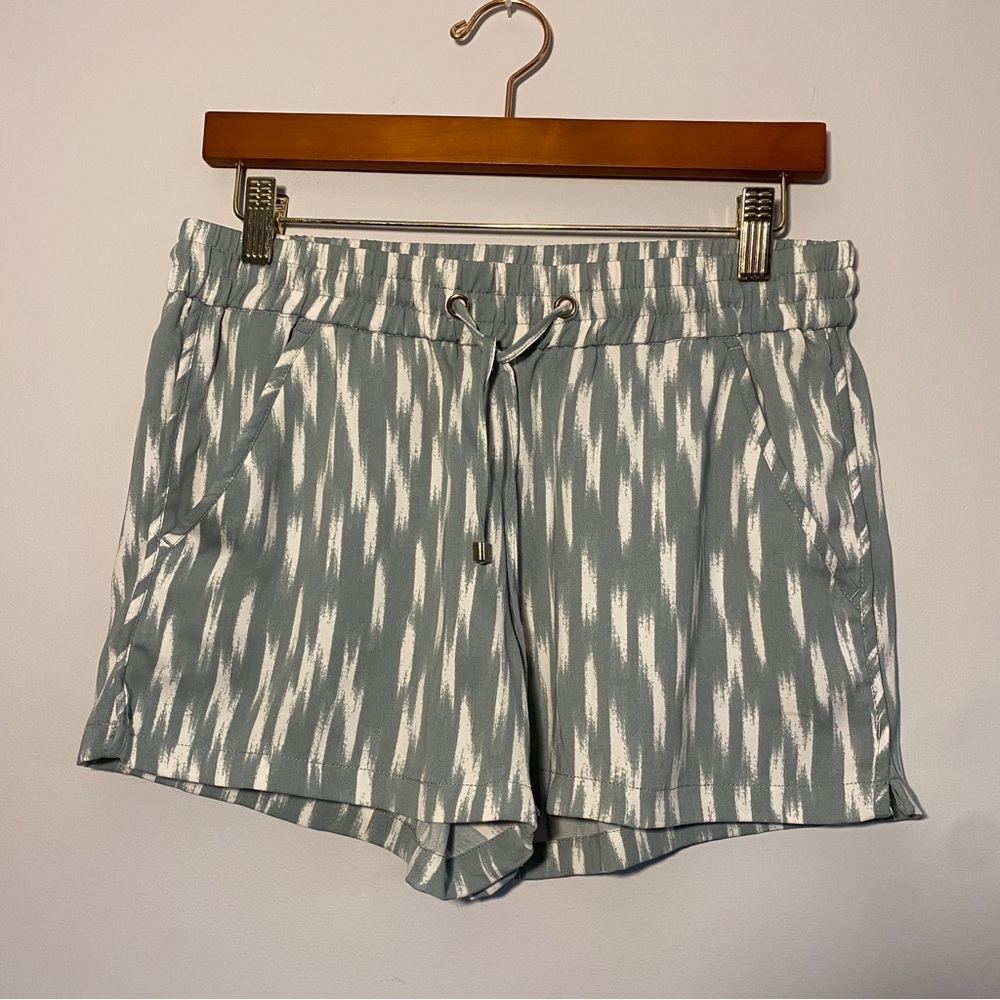 [Dynamite] White & Teal Shorts